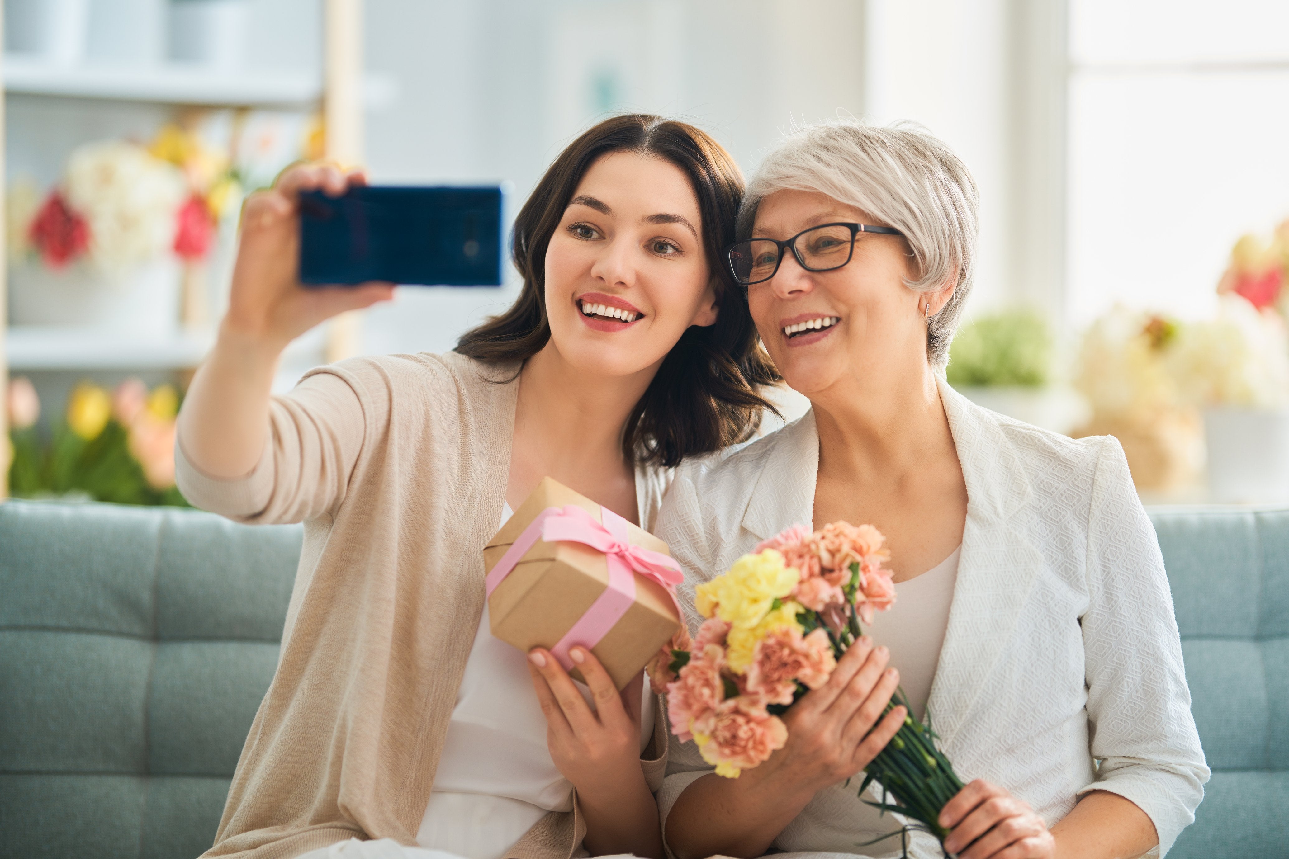 Top 5 Mobile Tech Gifts for Mom! - cellhelmet
